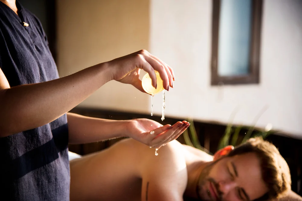 Hombre recibiendo masaje con aceite 13 plantas